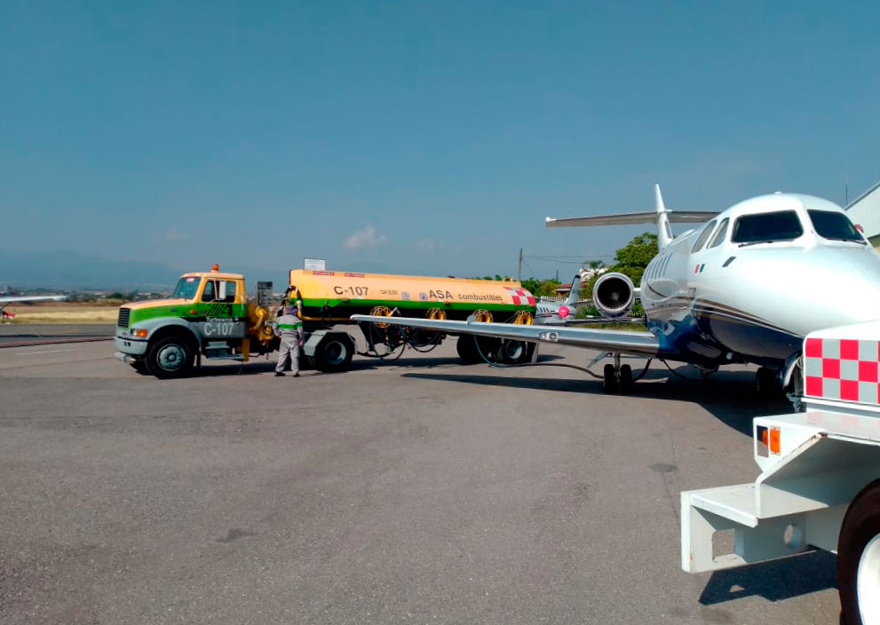 Camión suministrado combustible a un avión